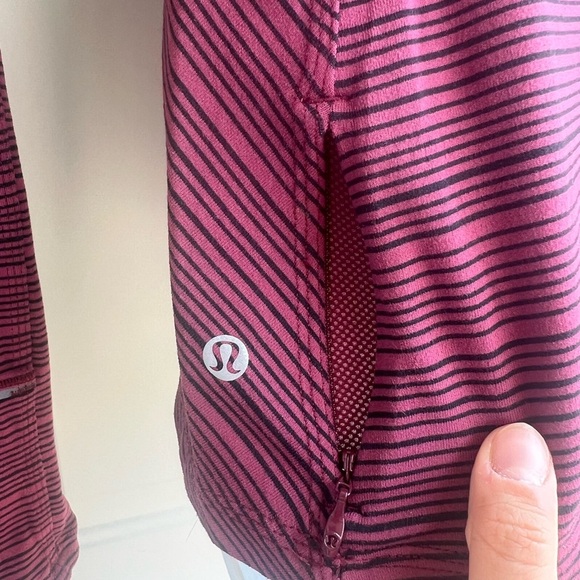 Lululemon Stripe Wine Berry Black Kanto Catch Me LS Thumbhole Slim Rulu Top SZ 6 - Picture 3 of 13